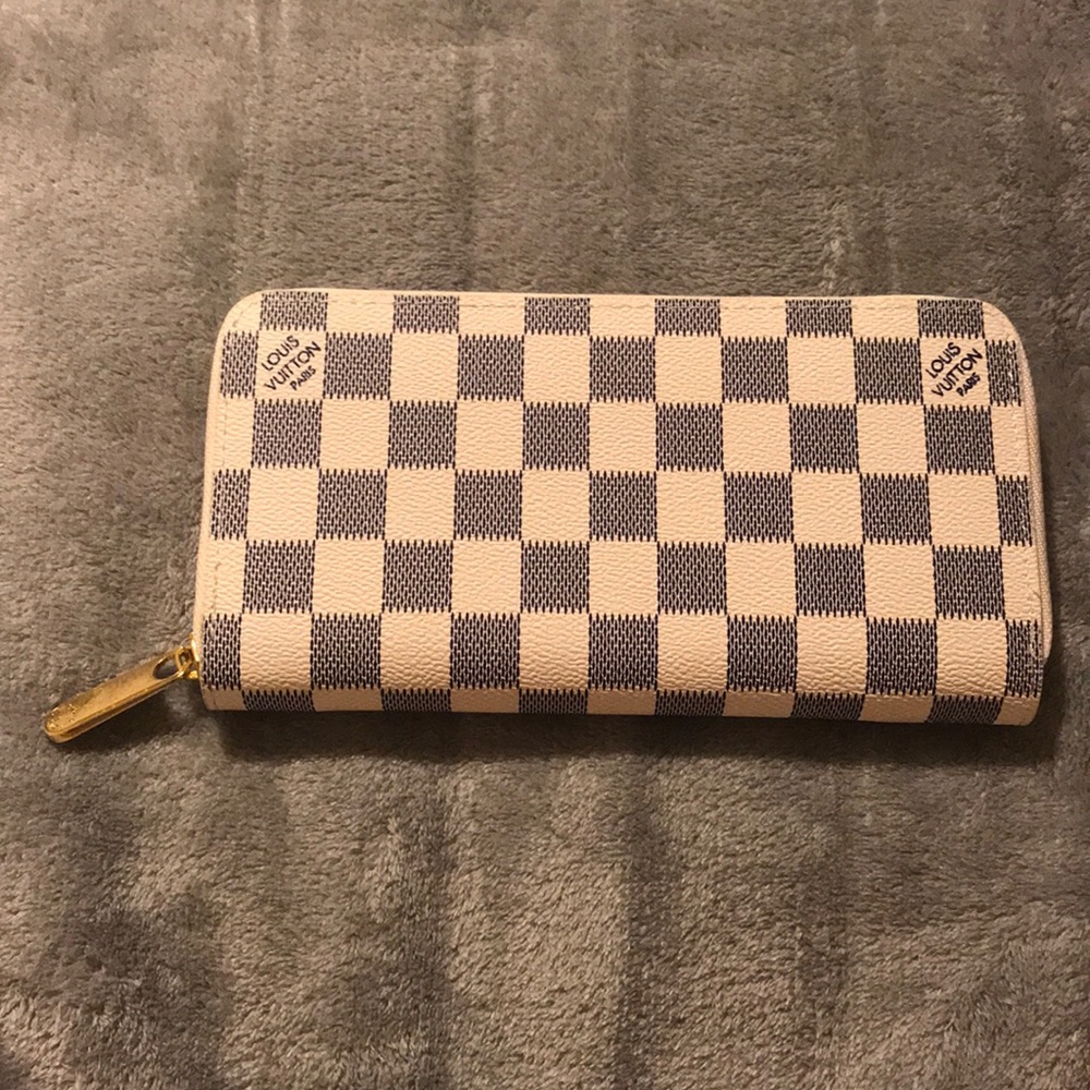 • Louis Vuitton Zippy Wallet •